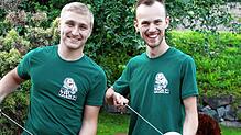 Dominik Preiser aus Wutöschingen (links) und Wolf Leiz aus Radolfzell demonstrieren die Funktion des Aufrollapparats für Spanngurte.