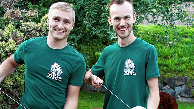Dominik Preiser aus Wutöschingen (links) und Wolf Leiz aus Radolfzell demonstrieren die Funktion des Aufrollapparats für Spanngurte.