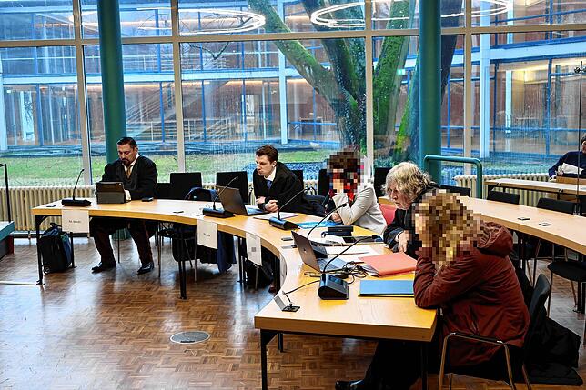 Das Interesse bei Zuschauern und Medien ist weiterhin groß, der Saal im Landgericht ist voll besetzt. Hier sind die angeklagten ...