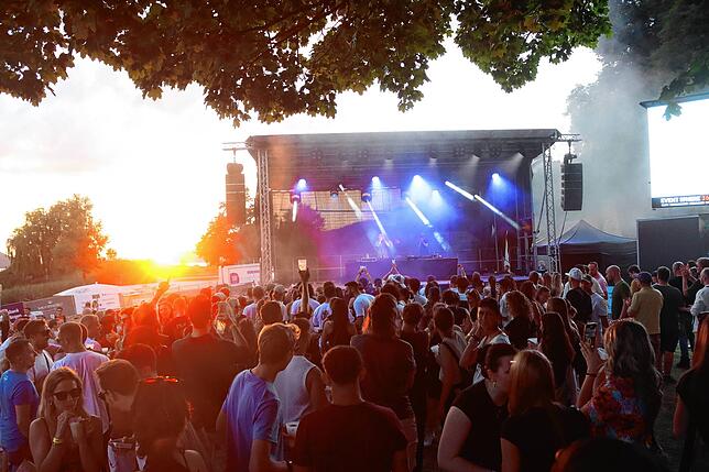 Bild 12: 1000 Besucher feiern eine Beachparty im Uferpark