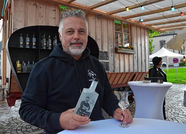 Florian Jehle bietet „gefährlich guten“ Skorpion-Gin an.