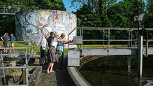 Nur ein symbolischer Akt: Vera Schraner und Pentti Aellig stoppten das Getriebe der Kläranlage in Büsingen, beobachtet von den ...
