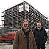 Wobak-Geschäftsführer Jens-Uwe Götsch (li.) und Baubürgermeister Karl Langensteiner-Schönborn vor dem Neubau in der ...