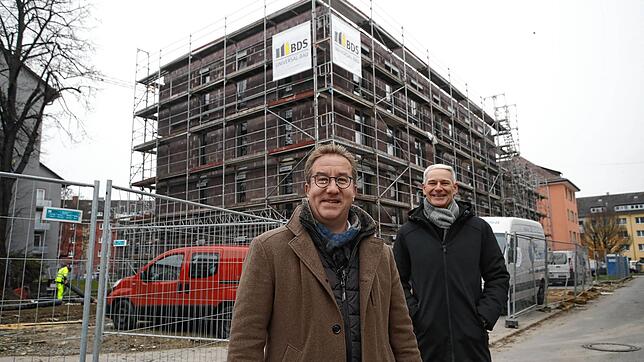Wobak-Geschäftsführer Jens-Uwe Götsch (li.) und Baubürgermeister Karl Langensteiner-Schönborn vor dem Neubau in der ...
