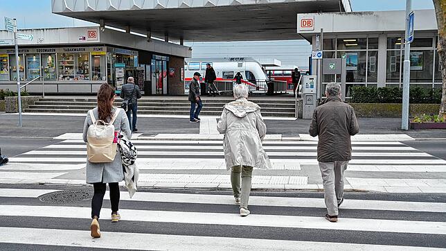 Viel Platz in der Breite: Der neu gestaltete Übergang vor dem Bahnhof bietet deutlich mehr Platz als bisher.