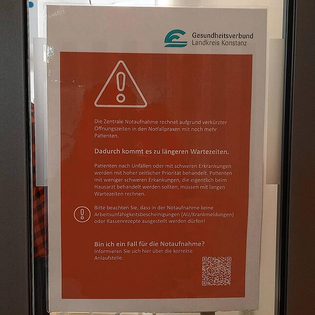 Ein Schild weist auf die Notlage hin: In der Notaufnahme dürfte es zu längeren Wartezeiten kommen, weil die Öffnungszeiten der ...