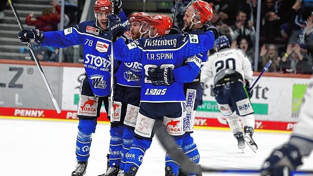 Grund zum Jubeln bei den Wild Wings: Die Schwenninger schlagen die Straubing Tigers im zweiten Spiel der Viertelfinal-Serie.
