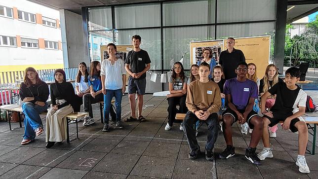 Die Siebtklässler der Ekkehard-Realschule drehen sich mit Projektkoordinatorin Verena Ilg von der Stadtverwaltung, Projektmanager Arne ...