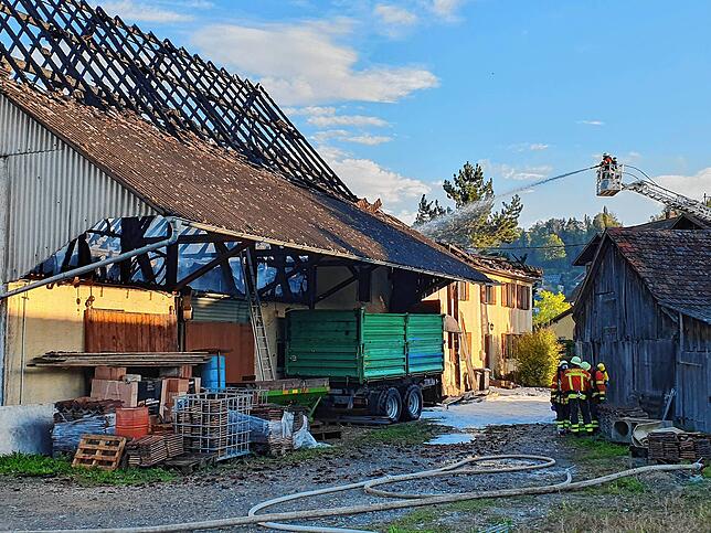 Die Feuerwehr ist mit 105 Frauen und Männern ausgerückt.