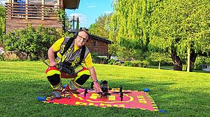 Ingo Sterk von der DLRG Ortsgruppe Engen präsentiert die neue Drohne im Engener Erlebnisbad.