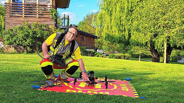 Ingo Sterk von der DLRG Ortsgruppe Engen präsentiert die neue Drohne im Engener Erlebnisbad.