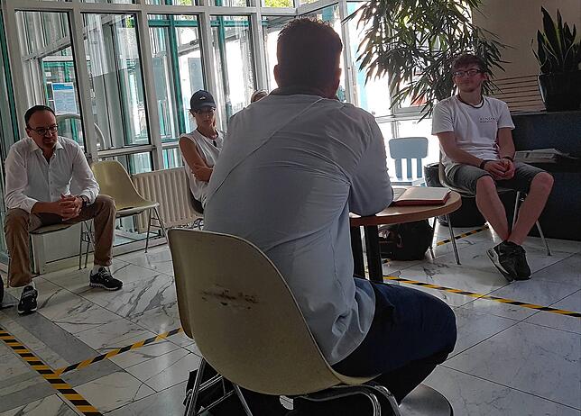 Oberbürgermeister Uli Burchardt (links) bei der Besprechung nach Runde 1.