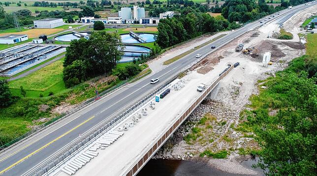 Auf der neuen Brücke bei Donaueschingen über dem Donauzusammenfluss sieht man in Richtung Schweiz schon die zweispurige neue ...