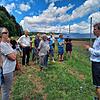 Markus Wankel, der Projektleiter der des Investors Baywa (rechts), erläutert Besuchern den Solarpark bei den Spitalhöfen.