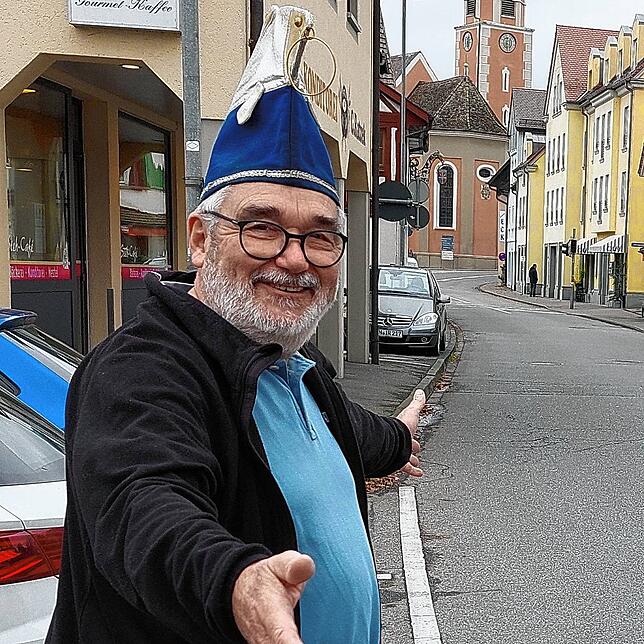 Die Durchgangsstraße im Allensbacher Ortszentrum wird beim Seenarrentreffen zur närrischen Festmeile, zeigt hier Alet-Präsident Ludwig ...