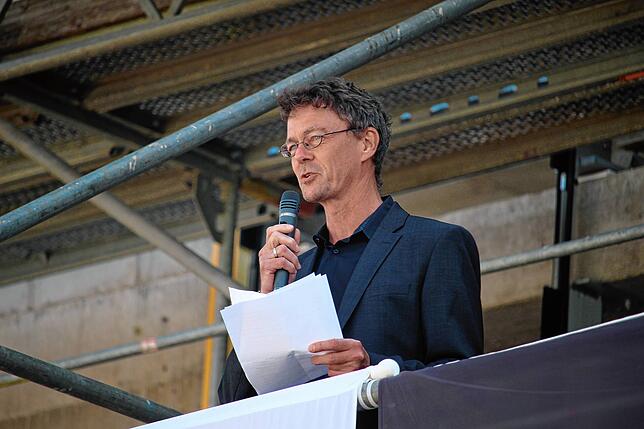 Torsten Petroschka ist der Architekt der neuen Donaueschinger Realschule. Beim Richtfest spricht er zu den Besuchern.