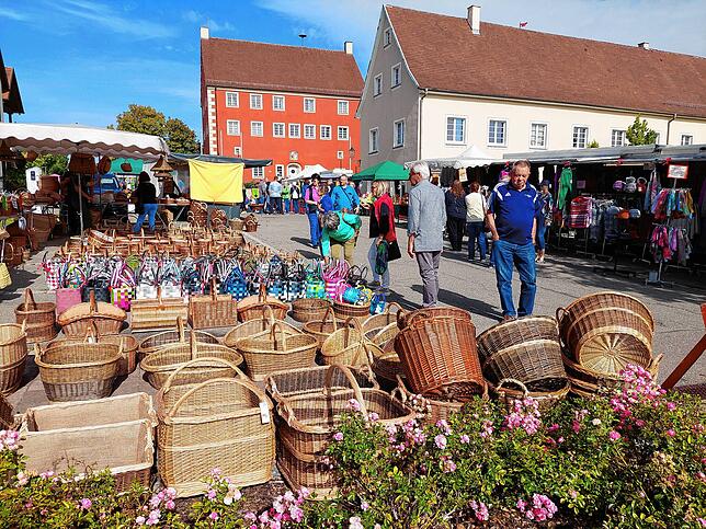 Der Bauernmarkt gehört beim Stettener Oktober einfach dazu und ermöglicht den verkaufsoffenen Sonntag. Foto: Gerd Feuerstein