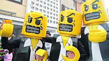 Lebensgroß: Jedes Kind kennt die netten Lego-Figuren. Die Narren aus Görwihl präsentieren sie in Tiengen hautnah und im Riesenformat.