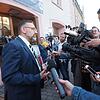 Vor dem Theater gab er Interviews, die Premiere wollte er nicht besuchen: Kulturbürgermeister Andreas Osner (links) am 20. April.
