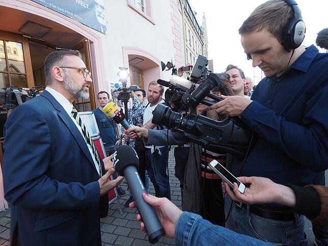 Vor dem Theater gab er Interviews, die Premiere wollte er nicht besuchen: Kulturbürgermeister Andreas Osner (links) am 20. April.