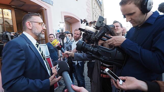 Vor dem Theater gab er Interviews, die Premiere wollte er nicht besuchen: Kulturbürgermeister Andreas Osner (links) am 20. April.