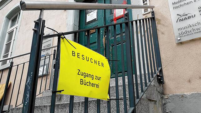 Wieder geöffnet haben die städtischen Bibliotheken, hier der Eingang zur Bücherei im Waldshuter Kornhaus, das gegenwärtig saniert wird.