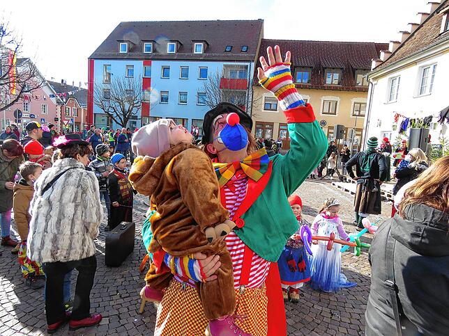 Clown Theobald alias Georg Maier macht mit seinem Clownkollegen Fridolin viel Spaß mit den Kindern.