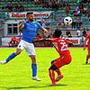 Ans Derby beim FC Tiengen 08 im Mai 2016 denkt Vesel Alidemaj (links, gegen den damaligen Tiengener Paul Mendy) vom VfB Waldshut nicht ...