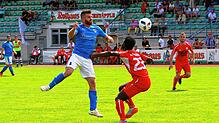 Ans Derby beim FC Tiengen 08 im Mai 2016 denkt Vesel Alidemaj (links, gegen den damaligen Tiengener Paul Mendy) vom VfB Waldshut nicht ...
