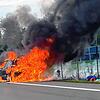 Das Auto steht auf der B27 komplett in Flammen. Ursache ist wohl ein technischer Defekt.