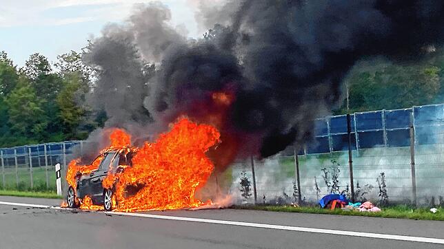 Das Auto steht auf der B27 komplett in Flammen. Ursache ist wohl ein technischer Defekt.