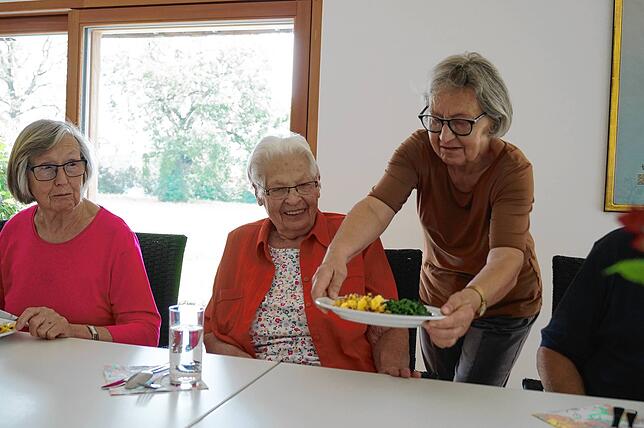 Zusammensitzen und nicht allein essen: Das genießen Christa Karrer und Selma Müller. Helga Huber serviert das Mittagessen.