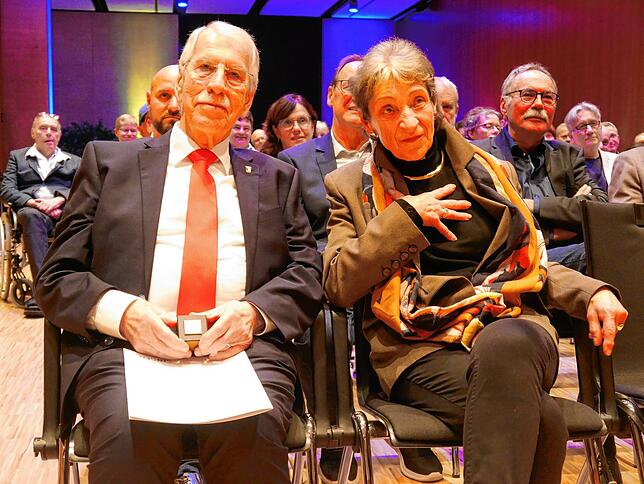 Marion Czajor und ihr Mann Gerold bei der Ansprache von Oberbürgermeister Bernd Häusler.