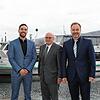 Drei Generationen auf einem Bild: Bürgermeister Christoph Stolz mit den Ehrenbürgern Wilderich Graf von und zu Bodman und ...