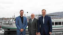 Drei Generationen auf einem Bild: Bürgermeister Christoph Stolz mit den Ehrenbürgern Wilderich Graf von und zu Bodman und ...