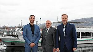 Drei Generationen auf einem Bild: Bürgermeister Christoph Stolz mit den Ehrenbürgern Wilderich Graf von und zu Bodman und ...