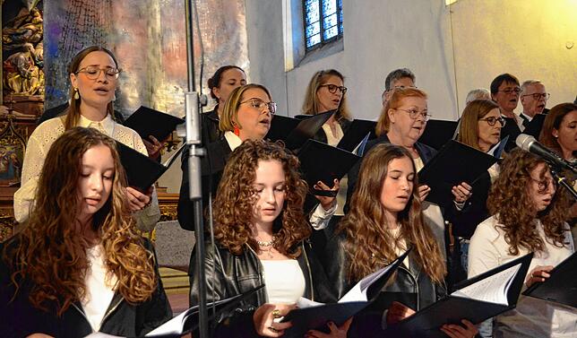 Engelsgleiche Stimmen im Chorraum von St. Nikolaus.