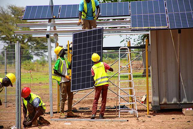 Installation von Solarmodulen in Afrika. Die Firma Off-Grid-Europa aus Pfullendorf baut Insel-Solar-Lösungen für Landstriche, in denen ...
