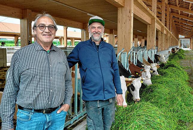 Karl-Hermann Rist, Betriebsleiter des Erlenhofs und Oliver Rascher, der für den Milchviehbetrieb zuständig ist (von links), geben einen ...