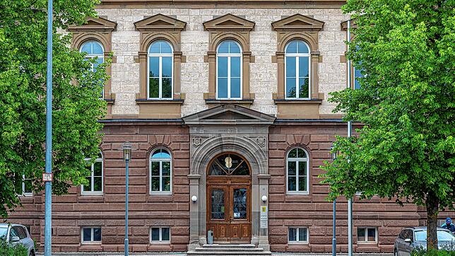 Unter starken Sicherheitsmaßnahmen wird am Landgericht Hechingen gegen vier Mitglieder eines Rockerclubs verhandelt. Bild: Hermann-Peter ...