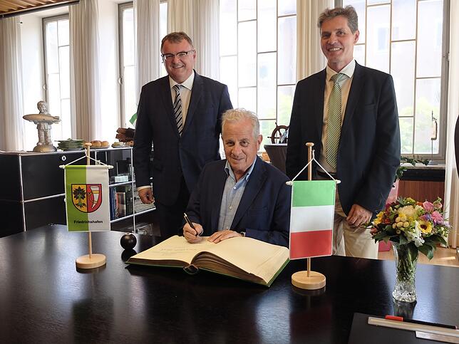 Bei seinem Besuch in Friedrichshafen trug sich der Bürgermeister der italienischen Partnerstadt Imperia, Claudio Scajola, in das Goldene ...