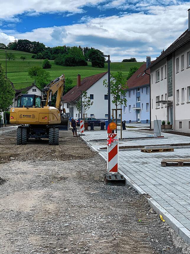 Die Parkbuchten sind bereits fertig gestellt und erste Bäume wurden auch schon gepflanzt.