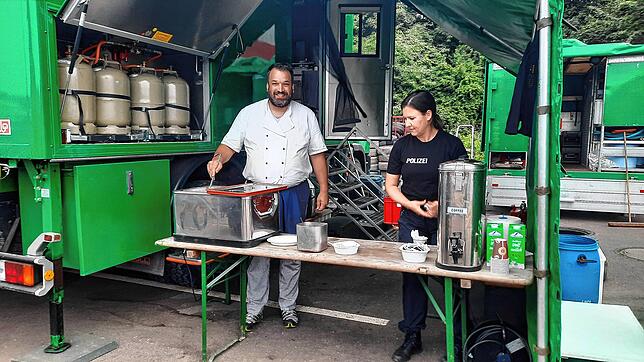 Polizistin Stefanie und ein Kollege bei der Essensausgabe.