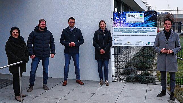 Freuen sich über schnelles Internet (v.l.): Ortsvorsteherin Gabi Leichenauer, Niki Gehlen (Firma Stiegeler), Holger Vollmer (Firma ...