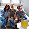 Taryn-Cinzia Dominguez (l.) und Heidrun Ullmann (r.) freuen sich zusammen mit Hebammenschülerin Friederike Widmann, dass sich immer mehr ...