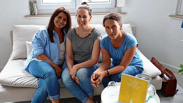 Taryn-Cinzia Dominguez (l.) und Heidrun Ullmann (r.) freuen sich zusammen mit Hebammenschülerin Friederike Widmann, dass sich immer mehr ...