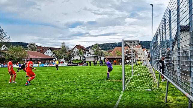 Joshua Berrer bei seinem spektakulären Treffer zum 2:0.