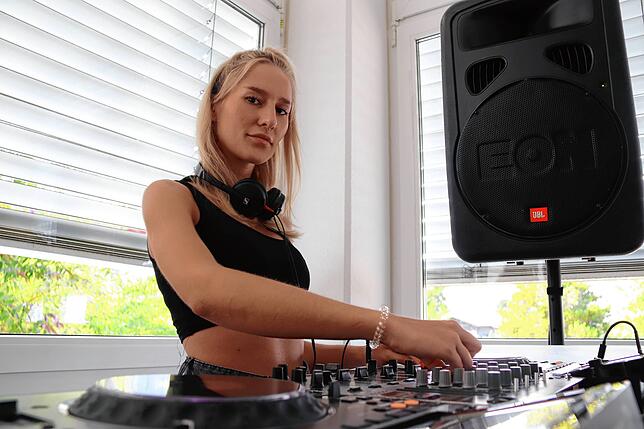 Die 26-jährige Miray Fischer würde gern einmal auf einer großen Party auflegen.
