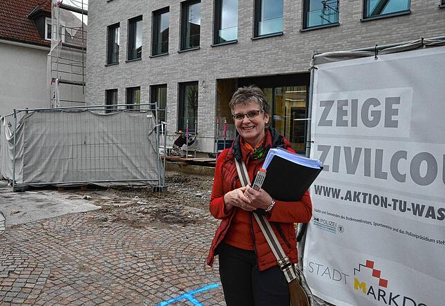 Bauamtsleiterin Monika Gehweiler organisiert den Umzug zurück ins Rathaus. Im Eingangsbereich hinter ihr herrscht noch Baustellenatmosphäre.