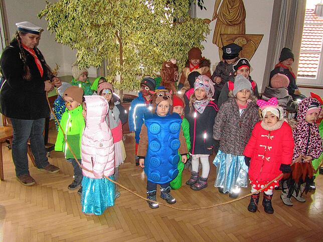 Auch die Kindergartenkinder geben bei der Rathauserstürmung ein Stelldichein.